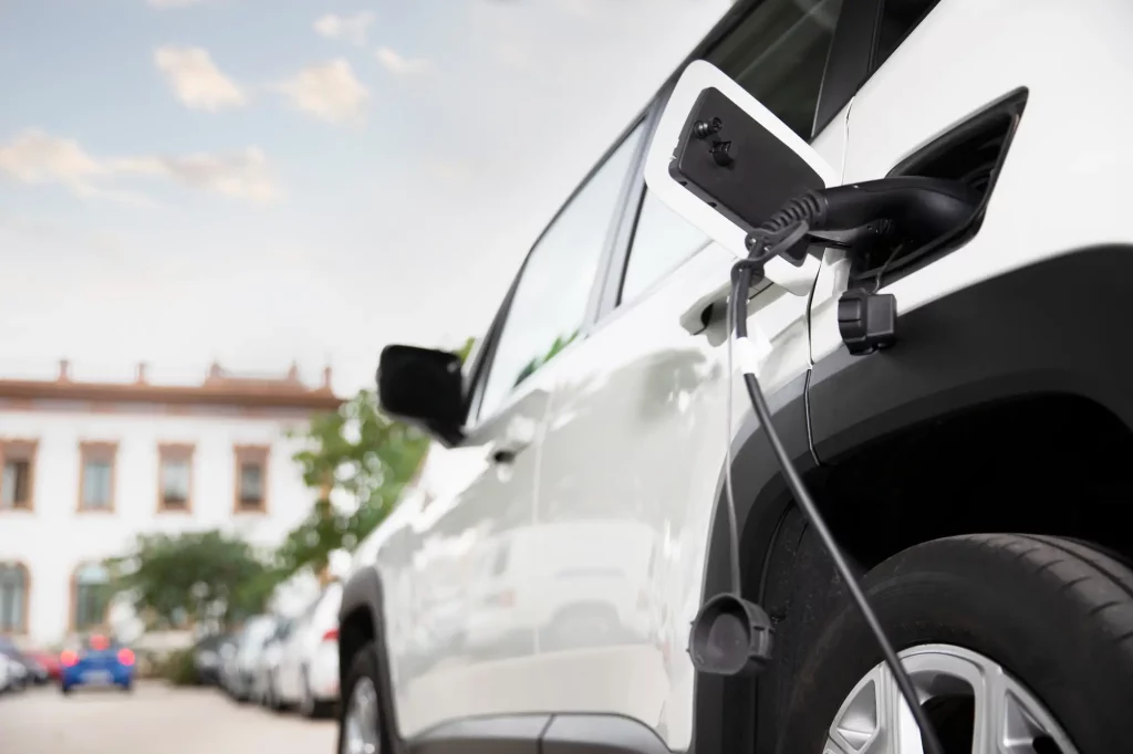 Los servicios de Enérgica Renovables cubren la instalación de cargadores para coches eléctricos de cualquier serie y modelo para comunidades de vecinos o viviendas particulares.