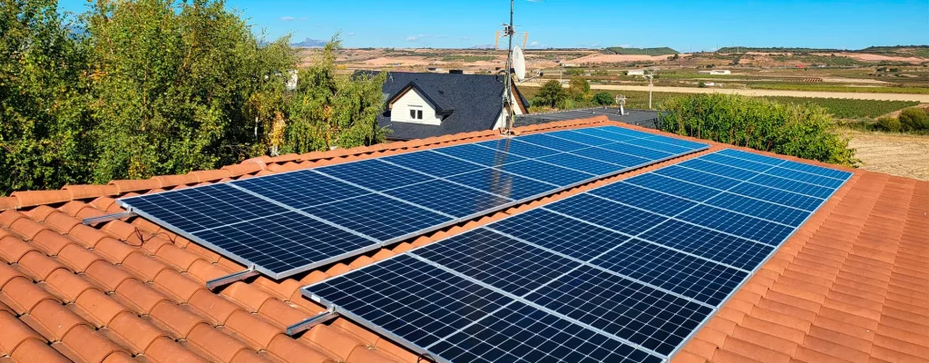 Instalación de paneles solares Enérgica sobre el tejado de un cliente produciendo energía limpia para autoconsumo