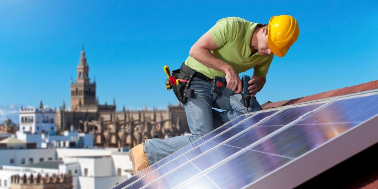 Instalaciones de paneles solares y baterías en viviendas unifamiliares y comunidades de vecinos para autoconsumo de energía solar limpia y eficiente